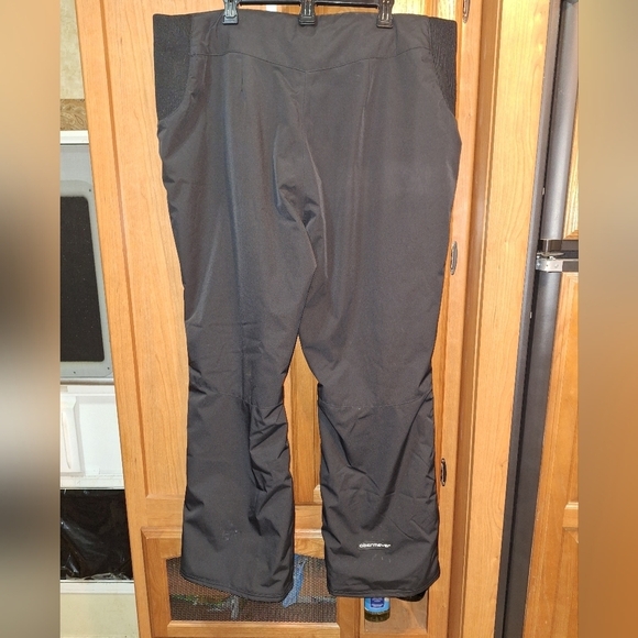 Obermeyer ladies size 20 snow pants in black. Pre-loved and in great condition - Picture 8 of 9